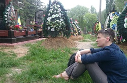 Савченко сходила на могили друзів-бійців АТО (ФОТО)