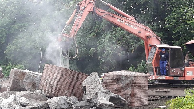 На Либідській площі демонтували пам'ятник чекістам