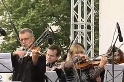 На Михайлівській площі поєднали академічні мелодії із живим звучанням дзвонів