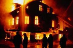 Під Києвом палає будинок з особами похилого віку