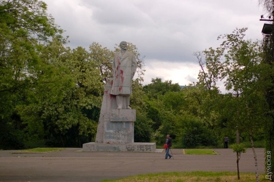 В Одесі з другої спроби демонтували пам'ятник Леніну