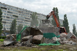 У Києві демонтували пам'ятник чекістам 