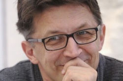 Відомого російського блогера облили кефіром у Києві