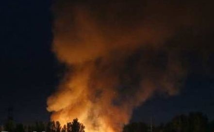 У Докучаєвську горить завод інертного пилу (ФОТО, ВІДЕО)