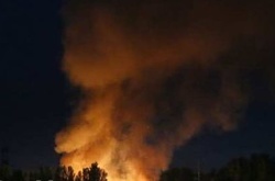 У Докучаєвську горить завод інертного пилу (ФОТО, ВІДЕО)