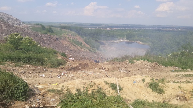 На сміттєзвалищі біля Львова понад 200 осіб шукають трьох рятувальників, які опинились під завалами 