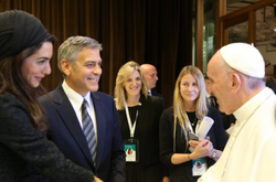 Три зірки Голлівуду отримали медалі від Папи Римського