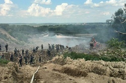 Під завалами сміття під Львовом знайшли живого рятувальника