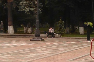 Савченко вже прийшла до Ради і сидить на бордюрі біля парламенту 