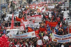 У Франції масштабні страйки: до мітингувальників приєднаються залізничники