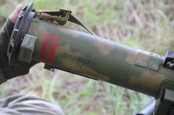 Українські бійці показали російський вогнемет, захоплений у терористів