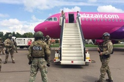 Поліція шукала вибухівку в літаку, який приземлився в Києві