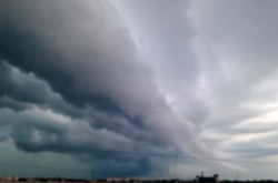 Над Черніговом помітили хмару, схожу на океанську хвилю