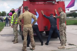 Поліція оприлюднила відео затримання псевдомінерів літака