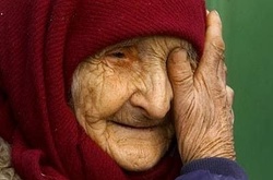 Виживати, доживати чи жити: що відбувається у закладах для людей похилого віку в Україні?