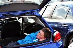 Вітчим посадив дитину в багажник і взяв пасажирів