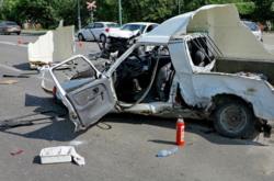 На вулиці Електриків «Таврія» розлетілася на шматки