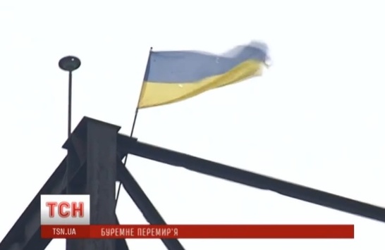 Бійці АТО повернули «збитий» український прапор на вежу шахти Бутівка 