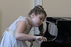 Юна піаністка з Криму присвячує свої перемоги Україні