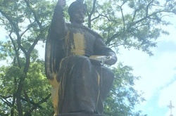 У Полтаві невідомі облили фарбою пам’ятник Мазепі