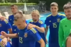 Футболісти збірної України скинули Хачеріді в басейн