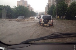 У зв'язку з негодою в Одесі автомобілі пливуть по дорозі