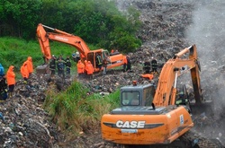 На сміттєзвалищі під Львовом укріпили дамбу понад 3,5 тис. мішками з піском