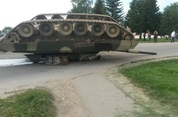 Вся міць російської армії в одному сюжеті: під Москвою літають танки