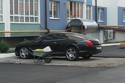 Під Києвом комунальники поклали асфальт в обхід Bentley