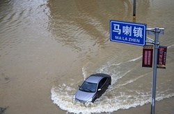 Негода дійшла і до Китаю: повинь затопила місто Чунцін
