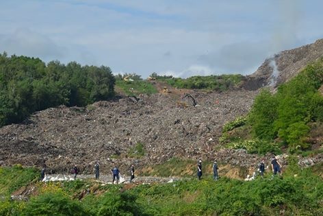 Зсув на сміттєзвалищі: пересипано понад 48 тис. кубів сміття, комунальника досі не знайдено
