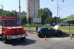 У Святошинському районі перекинулось авто і загорілося 