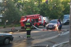 У Києві горить хрущівка. На місці події працюють десятки пожежників і медики