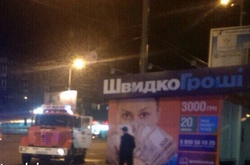 На Дарницькій площі продуктовий ларьок згорів за лічені хвилини