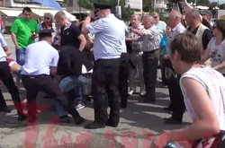 Російські поліцаї гамселять депутата в Алушті. Нове відео з Кримнашу