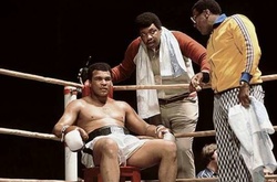 «Порхай как бабочка, жаль как пчела»: Фото-история жизни легендарного Мохаммеда Али