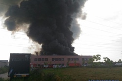 Під Бухарестом велика пожежа: горить взуттєва фабрика