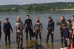 На столичному пляжі влаштували підводне полювання на сміття