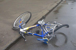 На Київщині велосипедист наїхав на бабцю