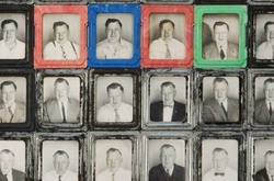 Загадочные снимки из фотокабинок: неизвестный мужчина сделал 445 селфи за 30 лет