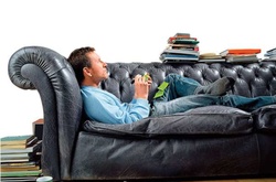 Психотерапевт рассказал, как поднять мужчину с дивана без скандала