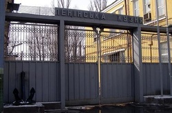 Зі стіни будинку в центрі столиці обвалилася стара плитка: постраждав перехожий