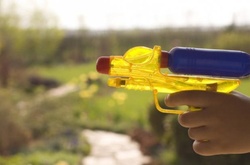 Злодії з іграшковим пістолетом зняли з жінки прикрасу забрали телефон