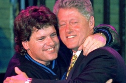 Родич Клінтон потрапив до в'язниці напередодні її важливих праймеріз у Каліфорнії