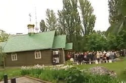 В одному із дворів Києва жителі протестують проти двометрового паркану навколо храму