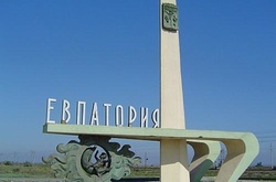 В Євпаторії пляж вночі заливають бетоном 