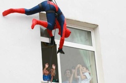 Албанские полицейские переоделись в супергероев, чтобы поздравить больных детей с праздником