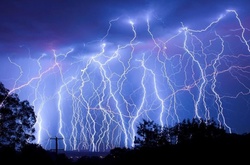 В Англії постраждали три людини від удару блискавки