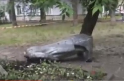 Леніна в Москві повалили і обезголовили 