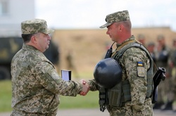 Міністр оборони України відзначив воїнів 93 бригади